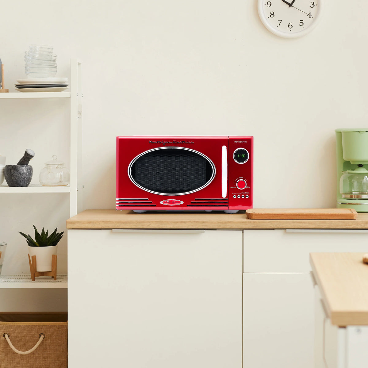 0.9 Cubic Foot 800-Watt Retro Red Countertop Microwave Oven M420